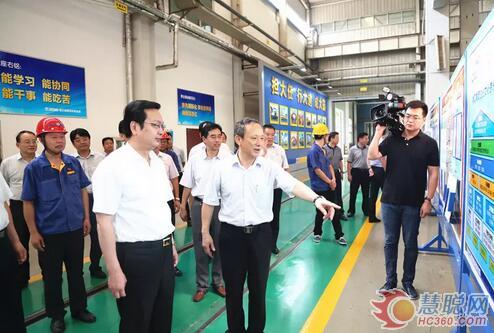 王民董事长亲自为张国华书记一行讲解徐工“大器文化”