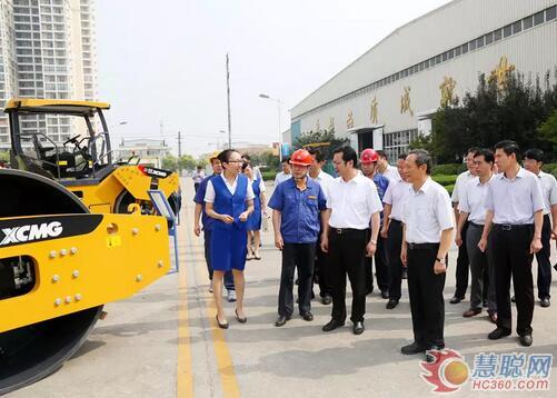 张国华书记一行对徐工智能化产品表示出浓烈的兴趣
