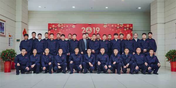 图丨陈泽勇和三一优秀服务工程师合照
