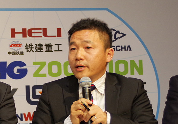 　企业家对话环节由《建设机械技术与管理》杂志社  　　社长周贤彪主持  